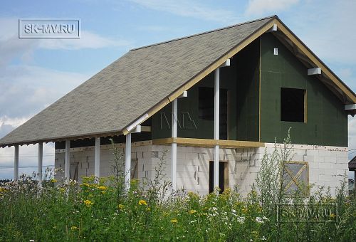 Возведены первый этаж из газобетона и второй этаж по каркасной технологии. Закрыт дом кровлей из мягкой черепицы.