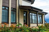 Построенный газобетонный дом в классическом стиле с эркером, балконом, навесом для автомобиля, остекленной верандой и комбинированной фасадной отделкой в кп Сосновое - мини - 26