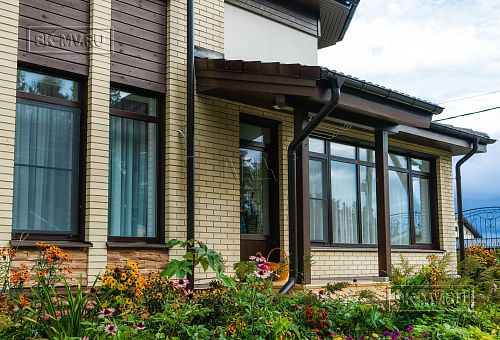 Построенный газобетонный дом в классическом стиле с эркером, балконом, навесом для автомобиля, остекленной верандой и комбинированной фасадной отделкой в кп Сосновое - 26