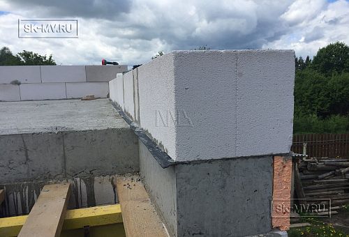 Монтаж стен второго этажа из газотетона