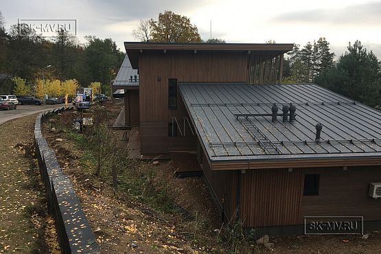 Построенный современный энергоэффективный загородный дом класса премиум с отделкой планкеном в Выборгском районе - 27
