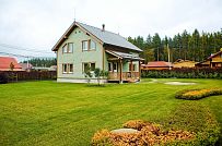 Построенный в п Борисово небольшой двухэтажный каркасный дом 147 кв.м с фасадом из светло зеленой вагонки, сауной, навесом для авто и четырьмя спальнями - мини - 6