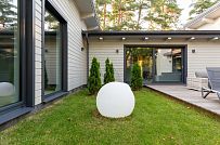 Фотографии П-образного дома в скандинавском стиле 238 кв м с панорамным остеклением, построенного в Сестрорецке - мини - 9