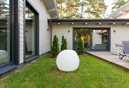 Фотографии П-образного дома в скандинавском стиле 238 кв м с панорамным остеклением, построенного в Сестрорецке - 9