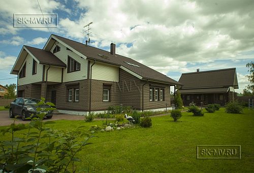 Строительство двухэтажного каркасного коттеджа шале около 300 кв м с комбинированной отделкой коричневым кирпичом и деревом в п Володарский - 6