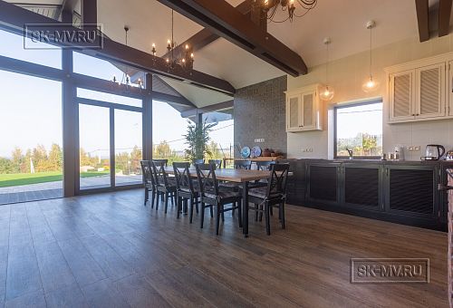 Интерьер летней кухни с каменной печью и панорамным остеклением в д. Пеники от СК Медный Всадник - 9