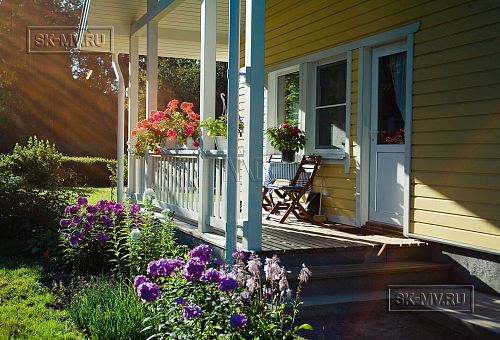 Строительство одноэтажного каркасного дома 95 кв м с фасадной отделкой желтой отделочной доской в г. Приозерск - 3