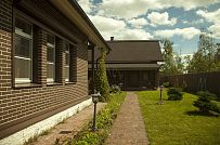 Строительство двухэтажного каркасного коттеджа шале около 300 кв м с комбинированной отделкой коричневым кирпичом и деревом в п Володарский - мини - 21