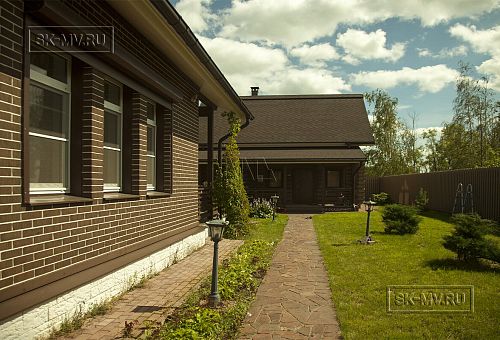 Строительство двухэтажного каркасного коттеджа шале около 300 кв м с комбинированной отделкой коричневым кирпичом и деревом в п Володарский - 21