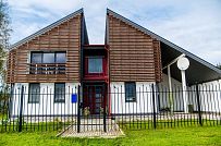 Построенный каркасный дом с навесом для автомобиля, террасой барбекю и навесным фасадом из планкена из лиственницы в КП Сосновое - мини - 9