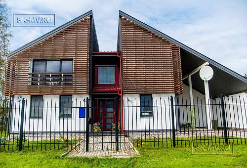 Построенный каркасный дом с навесом для автомобиля, террасой барбекю и навесным фасадом из планкена из лиственницы в КП Сосновое - 9