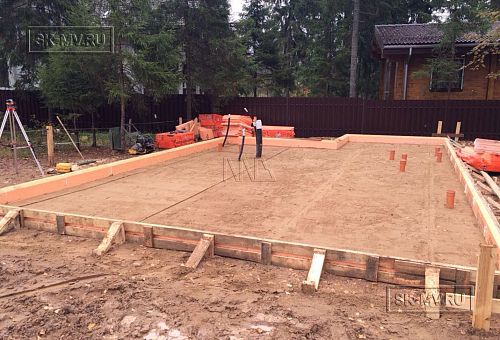 7. Подготовка песчаного основания фундамента бани, устройство опалубки