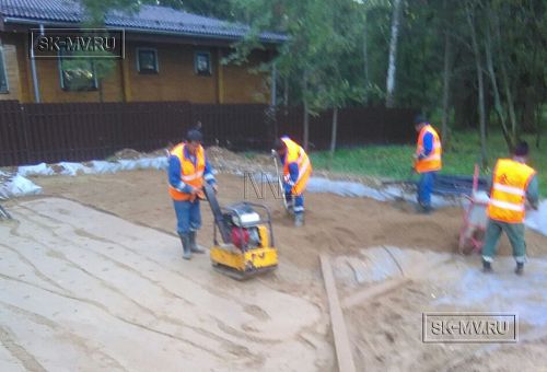 7. Подготовка песчаного основания фундамента бани, устройство опалубки