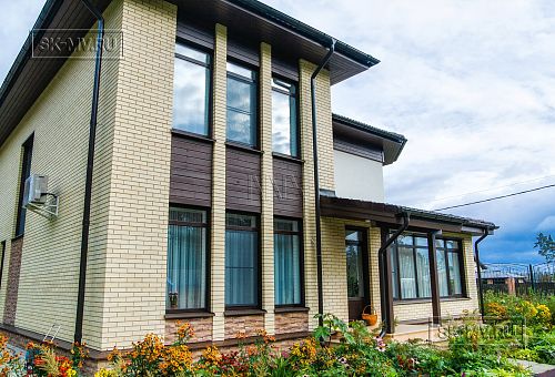 Построенный газобетонный дом в классическом стиле с эркером, балконом, навесом для автомобиля, остекленной верандой и комбинированной фасадной отделкой в кп Сосновое - 25