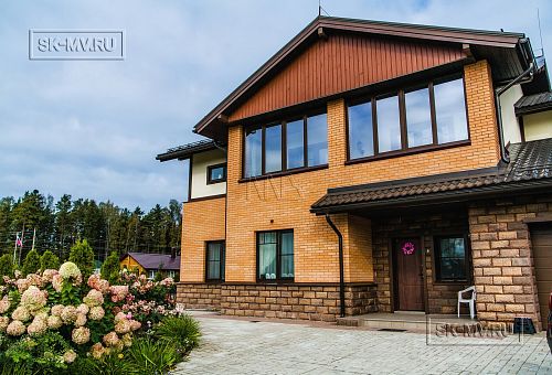 Строительство большого двухэтажного газобетонного коттеджа с комбинированной фасадной отделкой кирпичом и штукатуркой в КП Сосновое - 36