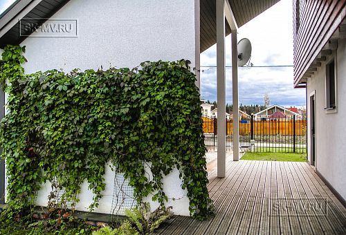 Построенный каркасный дом с навесом для автомобиля, террасой барбекю и навесным фасадом из планкена из лиственницы в КП Сосновое - 10