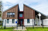 Построенный каркасный дом с навесом для автомобиля, террасой барбекю и навесным фасадом из планкена из лиственницы в КП Сосновое - мини - 8