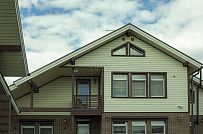 Строительство двухэтажного каркасного коттеджа шале около 300 кв м с комбинированной отделкой коричневым кирпичом и деревом в п Володарский - мини - 16