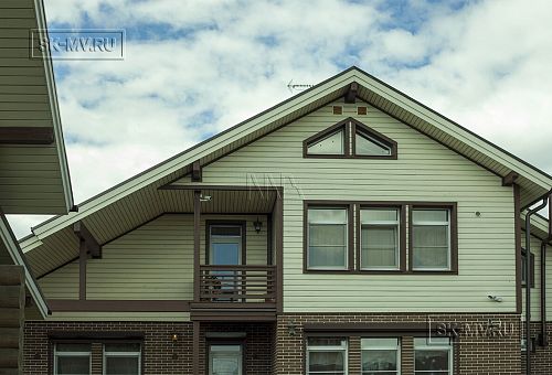 Строительство двухэтажного каркасного коттеджа шале около 300 кв м с комбинированной отделкой коричневым кирпичом и деревом в п Володарский - 16