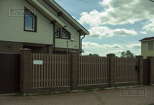 Строительство двухэтажного каркасного коттеджа шале около 300 кв м с комбинированной отделкой коричневым кирпичом и деревом в п Володарский - 3