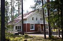 Строительство каркасного коттеджа 220 кв м аля шале с широкими кровельными свесами и остекленной верандой в комбинированной фасадной отделке красным лицевым кирпичом и белым имитатором бруса в п Вырица - мини - 13