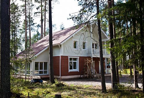 Строительство каркасного коттеджа 220 кв м аля шале с широкими кровельными свесами и остекленной верандой в комбинированной фасадной отделке красным лицевым кирпичом и белым имитатором бруса в п Вырица - 13