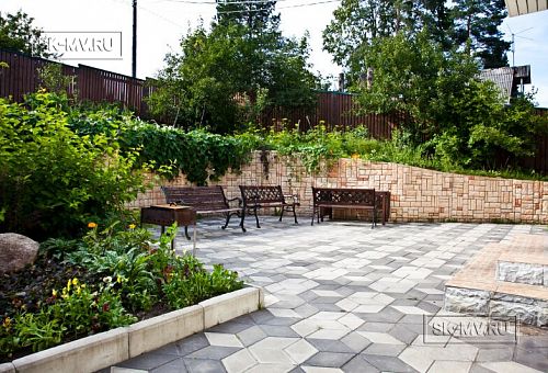 Строительство небольшого двухэтажного каркасного дома 165 кв м с бежевым сайдингом и зеленой крышей в СНТ Учитель - 8