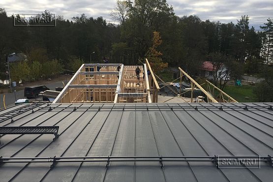 Построенный современный энергоэффективный загородный дом класса премиум с отделкой планкеном в Выборгском районе - 5