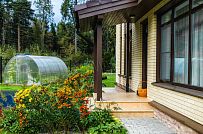 Построенный газобетонный дом в классическом стиле с эркером, балконом, навесом для автомобиля, остекленной верандой и комбинированной фасадной отделкой в кп Сосновое - мини - 20