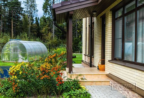 Построенный газобетонный дом в классическом стиле с эркером, балконом, навесом для автомобиля, остекленной верандой и комбинированной фасадной отделкой в кп Сосновое - 20