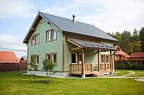 Построенный в п Борисово небольшой двухэтажный каркасный дом 147 кв.м с фасадом из светло зеленой вагонки, сауной, навесом для авто и четырьмя спальнями - мини - 2