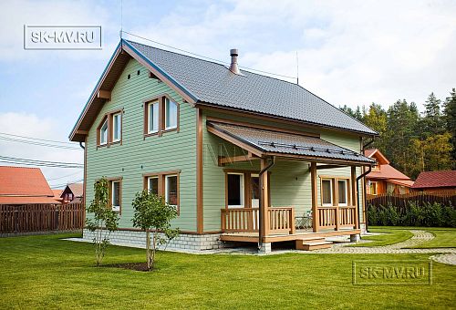 Построенный в п Борисово небольшой двухэтажный каркасный дом 147 кв.м с фасадом из светло зеленой вагонки, сауной, навесом для авто и четырьмя спальнями - 2