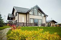 Строительство духэтажного каркасного коттеджа 180 кв м с террасой в классическом сочетании бежевой и коричневой отделочной доски в п Зеркальный - мини - 10