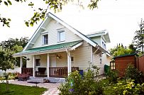 Строительство небольшого двухэтажного каркасного дома 165 кв м с бежевым сайдингом и зеленой крышей в СНТ Учитель - мини - 15