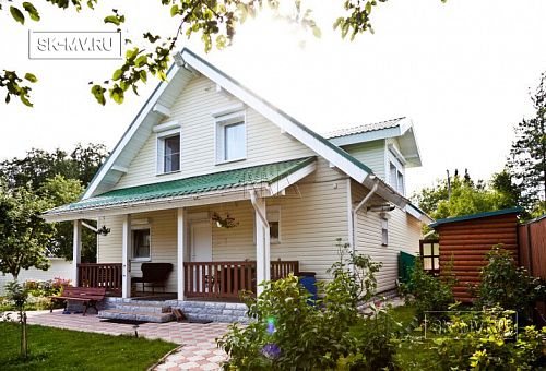 Строительство небольшого двухэтажного каркасного дома 165 кв м с бежевым сайдингом и зеленой крышей в СНТ Учитель - 15