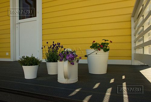 Небольшой построенный каркасный дом 152 кв м с эркером и террасой с фасадом из желтой вагонки Галактика 12 - 4