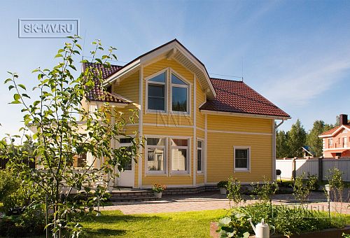 Небольшой построенный каркасный дом 152 кв м с эркером и террасой с фасадом из желтой вагонки Галактика 12 - 1