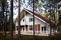 Строительство каркасного коттеджа 220 кв м аля шале с широкими кровельными свесами и остекленной верандой в комбинированной фасадной отделке красным лицевым кирпичом и белым имитатором бруса в п Вырица - мини - 5