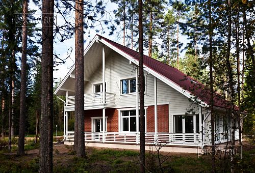 Строительство каркасного коттеджа 220 кв м аля шале с широкими кровельными свесами и остекленной верандой в комбинированной фасадной отделке красным лицевым кирпичом и белым имитатором бруса в п Вырица - 5