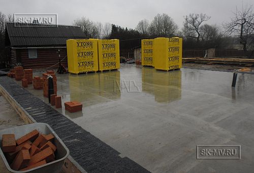 Приемка газобетона, монтаж гидроизоляции и полнотелого кирпича