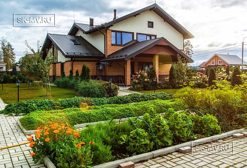 Строительство большого двухэтажного газобетонного коттеджа с комбинированной фасадной отделкой кирпичом и штукатуркой в КП Сосновое - 18