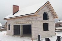 Гараж из газобетона на два автомобиля с жилой мансардой строится в Московской области - мини - 3