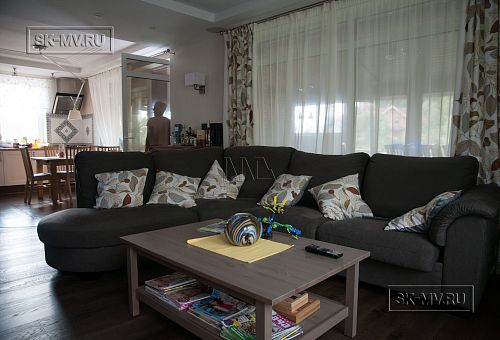 Пример внутренней отделки комбинированного загородного дома с цокольным этажом в п Ольшанки - 49