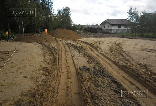 7. Подготовка песчаного основания фундамента бани, устройство опалубки