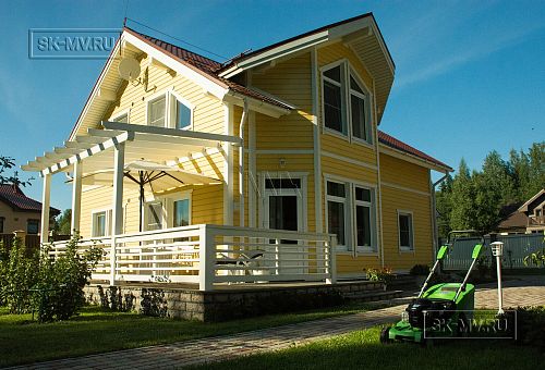 Небольшой построенный каркасный дом 152 кв м с эркером и террасой с фасадом из желтой вагонки Галактика 12 - 10