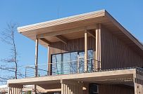 Построенный современный энергоэффективный загородный дом класса премиум с отделкой планкеном в Выборгском районе - мини - 75