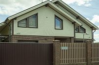 Строительство двухэтажного каркасного коттеджа шале около 300 кв м с комбинированной отделкой коричневым кирпичом и деревом в п Володарский - мини - 2