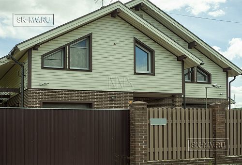 Строительство двухэтажного каркасного коттеджа шале около 300 кв м с комбинированной отделкой коричневым кирпичом и деревом в п Володарский - 2