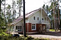 Строительство каркасного коттеджа 220 кв м аля шале с широкими кровельными свесами и остекленной верандой в комбинированной фасадной отделке красным лицевым кирпичом и белым имитатором бруса в п Вырица - мини - 12