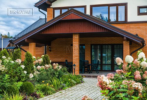 Строительство большого двухэтажного газобетонного коттеджа с комбинированной фасадной отделкой кирпичом и штукатуркой в КП Сосновое - 40